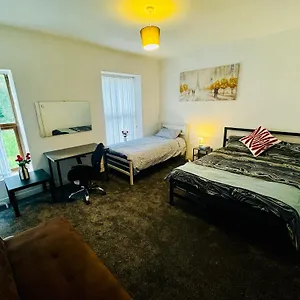 https://king-size-rooms-in-4-bedroom-house.yorkshirehotels.net